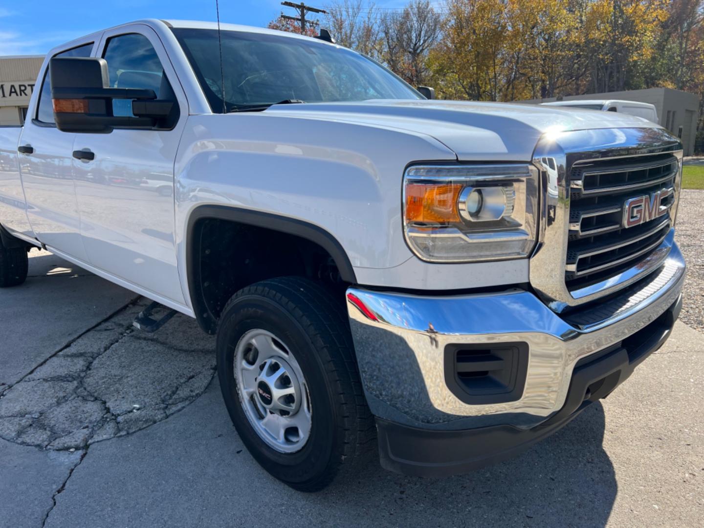 2017 White /Gray GMC Sierra 2500HD (1GT11REG3HF) with an 6.0L V8 Gas engine, 6-Speed Automatic transmission, located at 4520 Airline Hwy, Baton Rouge, LA, 70805, (225) 357-1497, 30.509325, -91.145432 - 2017 GMC Sierra 2500HD Crew Cab 6.0 V8 Gas, 8Ft Bed, 193K Miles, Power Windows, Locks & Mirrors, Cold A/C, Tow Pkg. NO IN HOUSE FINANCING. FOR INFO PLEASE CONTACT JEFF AT 225 357-1497 CHECK OUT OUR A+ RATING WITH THE BETTER BUSINESS BUREAU WE HAVE BEEN A FAMILY OWNED AND OPERATED BUSINESS AT THE S - Photo#3